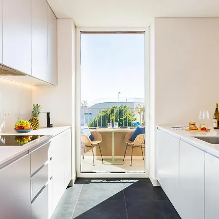 Seaview Bright Apartment - Oceanfront Luxury Quarteira